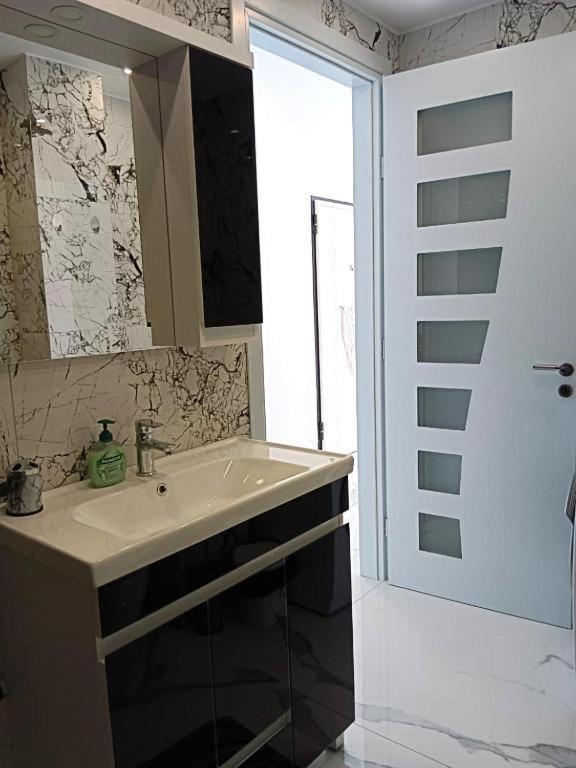 Saranda Nice Home Appartamento *